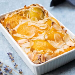 Abrikozen- en amandelcake, gemengde textuur